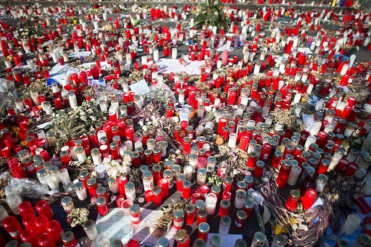Das Schicksal der Opfer von Flug 4U9525 bewegt Menschen auf der ganzen Welt. Auf dem Schulhof des Joseph-König-Gymnasiums in Haltern entsteht ein Meer aus Kerzen und Blumen. (Archivbild) - © picture alliance / dpa