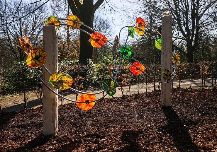 Zum zehnten Jahrestag haben Eltern in Haltern eine Skulptur in Auftrag gegeben. 18 gläserne Blätter funkeln bunt im Licht. - © Oliver Berg/dpa