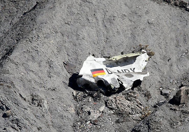 Ein vergleichsweise großes Trümmerteil der zerschellten Germanwings-Maschine liegt an der Absturzstelle in der Nähe von Le Vernet in den französischen Alpen. (Archivbild) - © Sebastien Nogier/EPA/dpa