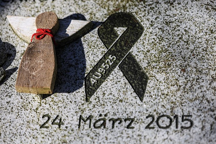Viele Eltern kommen auch nach zehn Jahren noch jeden Tag an das Grab ihrer toten Kinder. - © Oliver Berg/dpa
