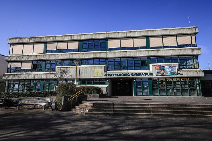 Das Joseph-König-Gymnasium in Haltern: Weltweit nahmen Menschen Anteil am Schicksal der Spanisch-Austauschgruppe, die beim Absturz von Flug 4U9525 starb. - © Oliver Berg/dpa