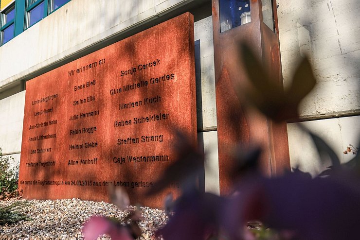 Die Namen der 18 Toten aus Haltern sind aus dem Stahl herausgeschnitten - ein Symbol dafür, dass auch die 16 Schülerinnen und Schüler und ihre zwei Lehrerinnen aus der Schulgemeinschaft herausgerissen wurden. - © Oliver Berg/dpa
