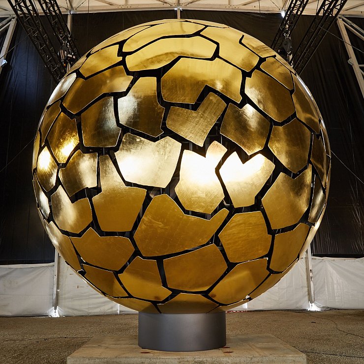 Am Ort des Absturzes in Le Vernet erinnert eine goldene Sonnenkugel mit 149 Elementen an die Opfer. (Archivbild) - © picture alliance / Oliver Roesler/Bildstelle Deutsche Lufthansa AG/dpa