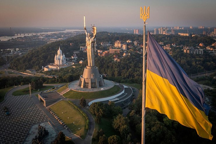 Blick auf das Mutterland-Denkmal in der ukrainischen Hauptstadt Kiew. - © Efrem Lukatsky/AP/dpa