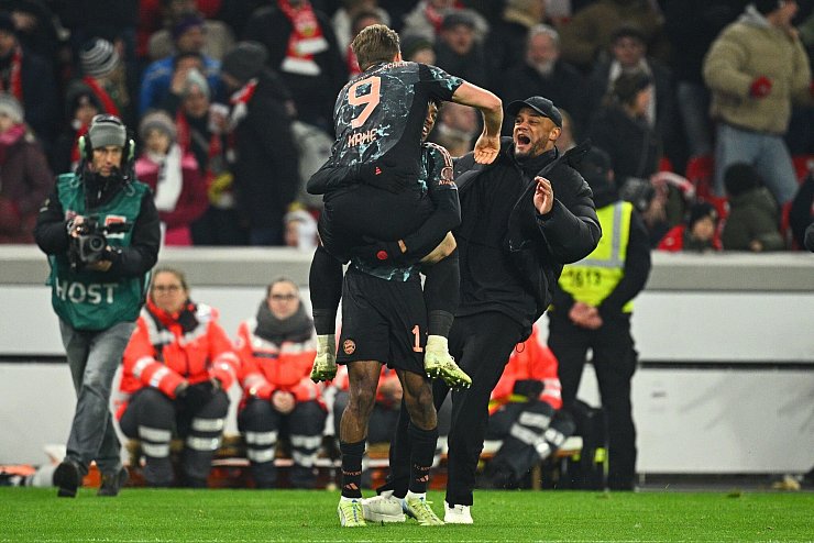 Ausbruch der Emotionen: Trainer Vincent Kompany stürmt nach dem Treffer zum 3:1 für den FC Bayern mit zum Jubeln auf das Spielfeld. - © Tom Weller/dpa