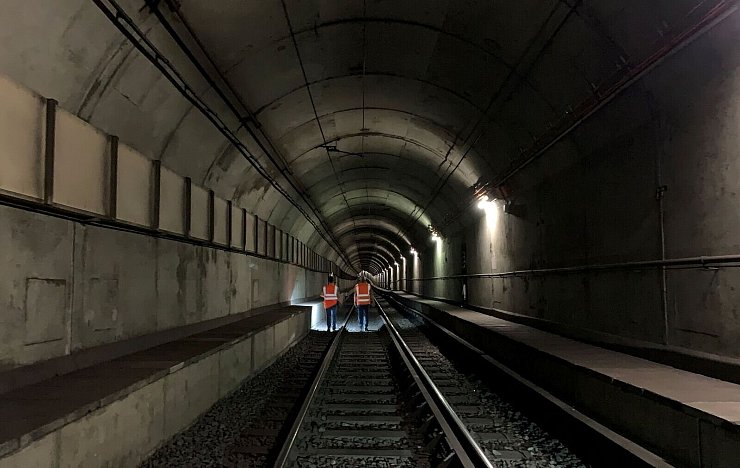 In den Betonwänden von U-Bahntunneln können sogenannte Absorberleitungen verbaut werden. - © Sophie Brosch/dpa