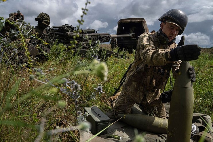 Bekommt die Ukraine weiter Militärhilfe aus den USA, wenn Trump die Wahl gewinnt? Dass sich diese Frage stellt, sorgt in der EU für große Besorgnis. (Archivbild) - © Evgeniy Maloletka/AP/dpa