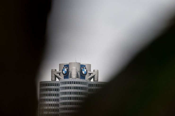 BMW steht derzeit vor großen Herausforderungen - wie die ganze deutsche Autobranche. - © Tobias Hase/dpa
