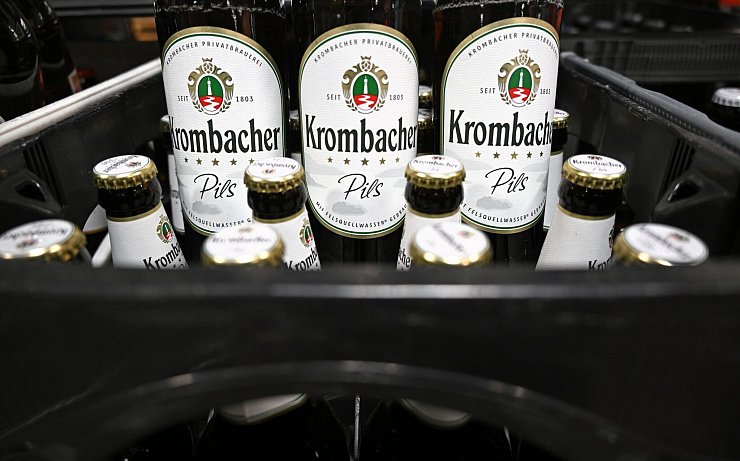 Das Bier von Krombacher war zuletzt häufig im Angebot. (Symbolbild) - © Martin Schutt/dpa