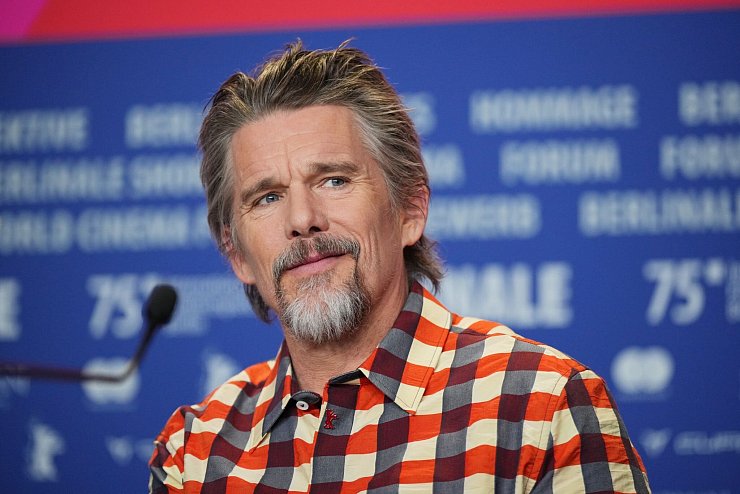 Ethan Hawke legt einen starken Auftritt in «Blue Moon» hin. (Archivbild) - © Sören Stache/dpa