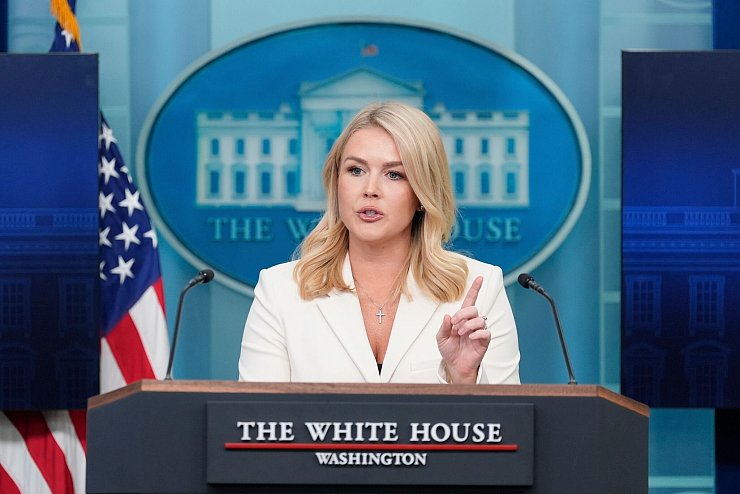 Trumps Sprecherin Leavitt trägt meist eine Halskette mit einem Kreuz. (Archivbild) - © Alex Brandon/AP/dpa