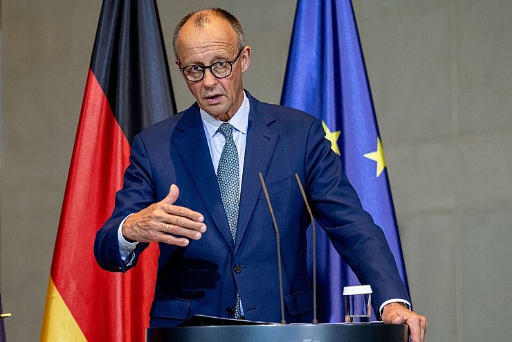 Bundeskanzler Merz will sich noch nicht zu Israel-Sanktionen positionieren. - © Fabian Sommer/dpa