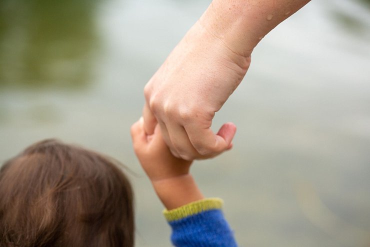Mehr als zwei Drittel der Kinder und Jugendlichen sorgen sich davor, in Armut leben zu müssen. (Symbolbild) - © Fernando Gutierrez-Juarez/dpa