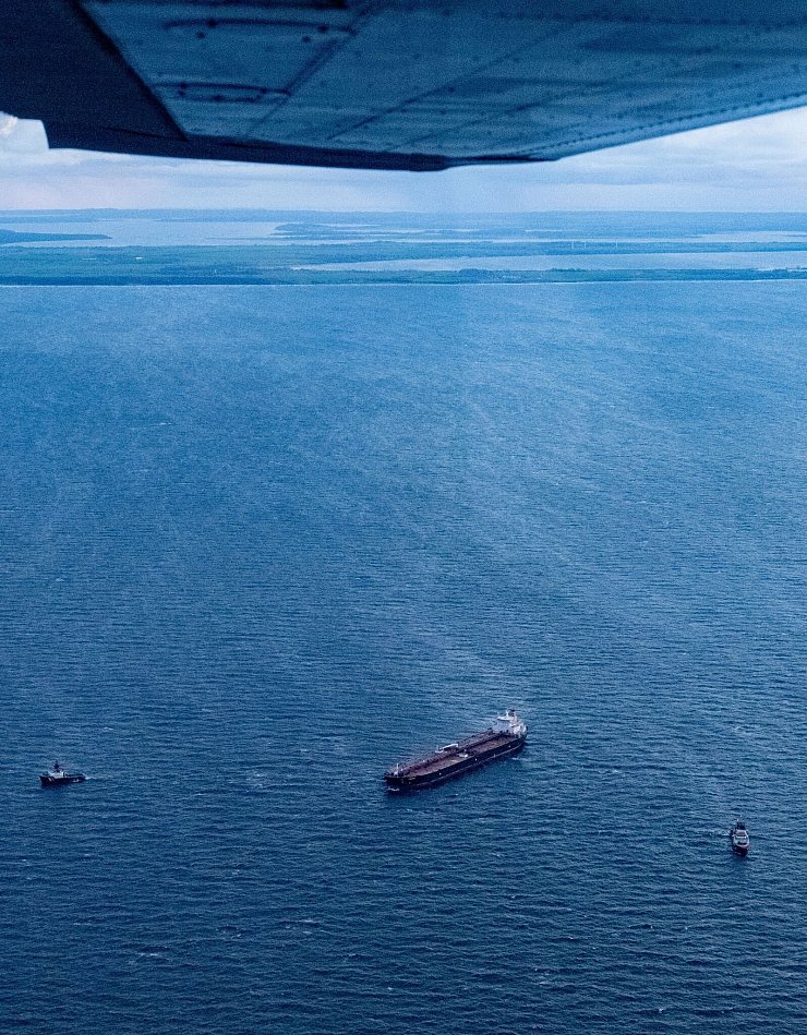 Die Lage am havarierten Öltanker «Eventin» wird komplizierter - Grund ist ein Sturm über der Ostsee. Zusätzliche Schiffe und ein Spezialistenteam wurden zu dem Tanker geschickt. - © Stefan Sauer/dpa