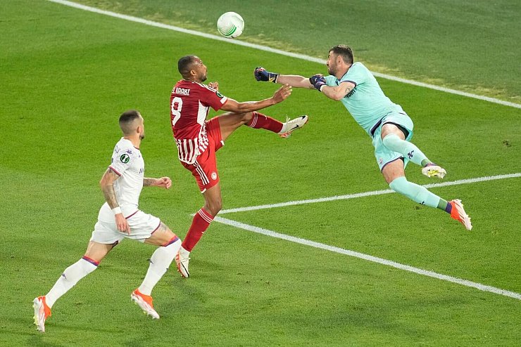 Ayoub El Kaabi (M), der allein im Halbfinale gegen Aston Villa f&uuml;nf Tore erzielt hatte, sorgte auch gegen Florenz f&uuml;r den Siegtreffer. - &copy; Petros Karadjias/AP/dpa