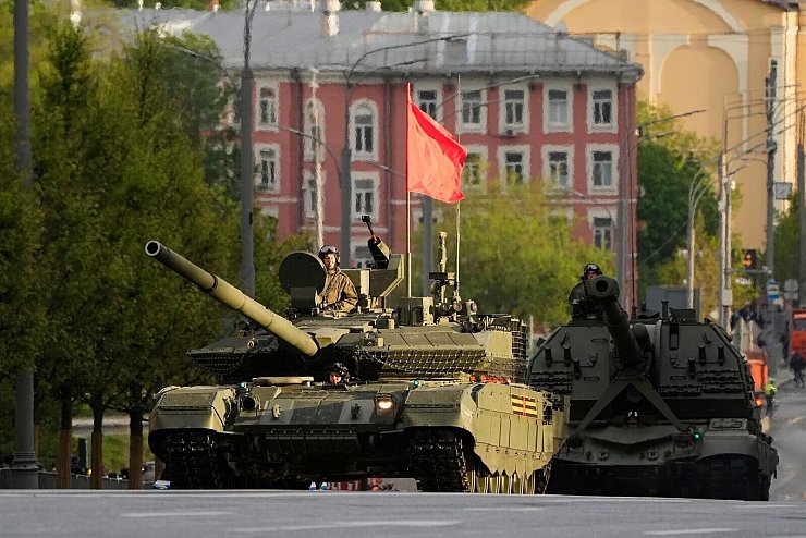 Ein russischer Panzer und eine Panzerhaubitze rollen auf einer Straße in Richtung Roter Platz, um an einer Probe für die Militärparade zum Tag des Sieges teilzunehmen. - © Alexander Zemlianichenko/AP/dpa