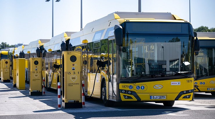 Die Berliner Verkehrsbetriebe (BVG) wollen ihre E-Busflotte von derzeit 227 Fahrzeugen in den nächsten drei Jahren nahezu verdoppeln. (Archivbild) - © Monika Skolimowska/dpa