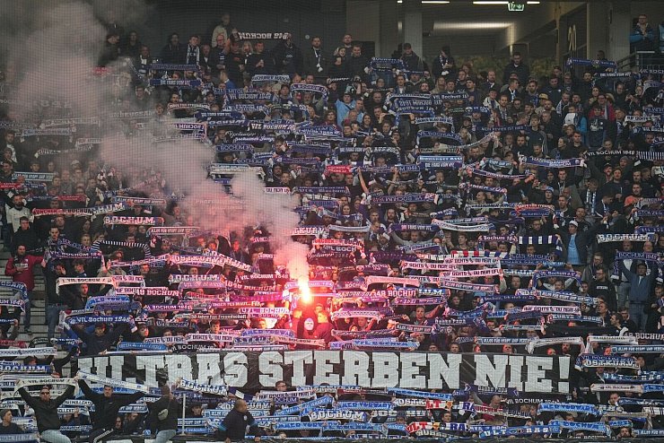 Die Bochumer Fans äußerten in Frankfurt ihren Unmut über die Leistungen ihrer Mannschaft. - © Thomas Frey/dpa