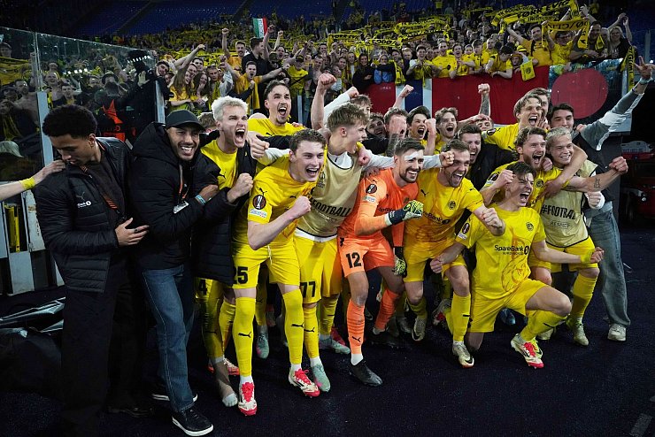 Nach dem Triumph von Rom feierten die Spieler von FK Bodö/Glimt mit ihren Fans. - © Alessandra Tarantino/AP/dpa