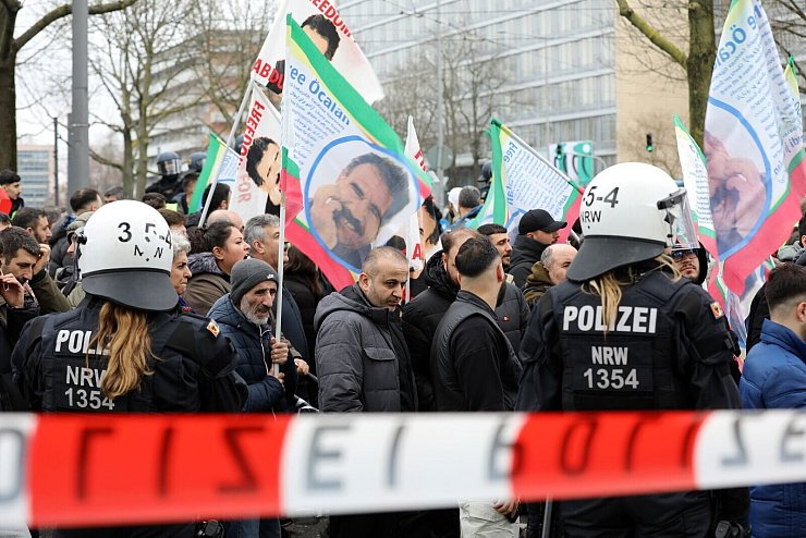 Immer wieder gibt es auch in Deutschland Demonstrationen, auf denen die Freilassung Öcalans gefordert wird, wie hier im Februar in Köln. (Archivbild) - © Sascha Thelen/dpa