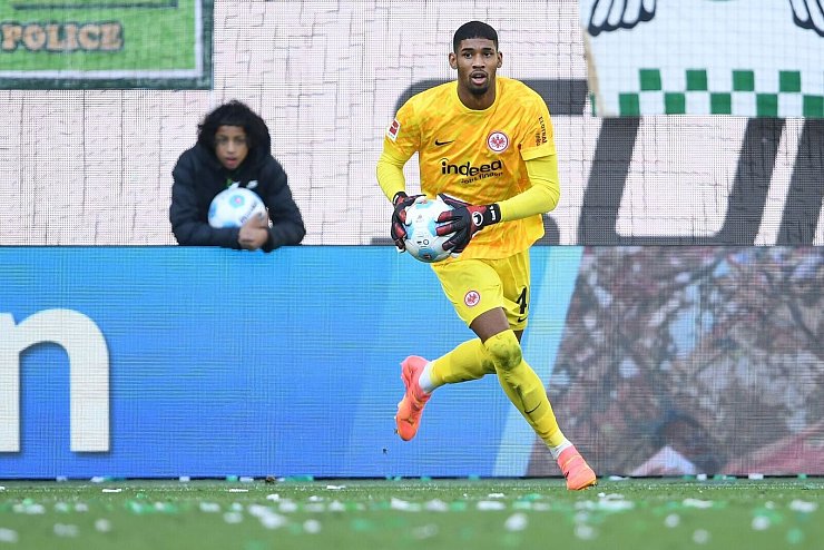 Kam zu seinem Bundesliga-Debüt: Frankfurts Torwart Kaua Santos. - © Swen Pförtner/dpa