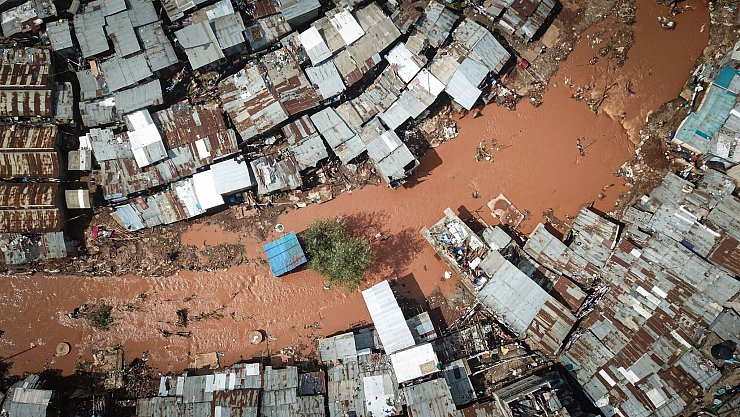 Ein Luftbild zeigt ein von Überschwemmungen betroffenes Gebiet in den Mathare-Slums in Nairobi. - © Han Xu/XinHua/dpa