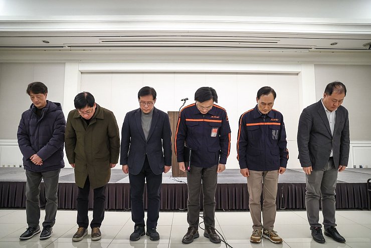 Vertreter der Jeju Air entschuldigen sich. - © Uncredited/Yonhap/dpa