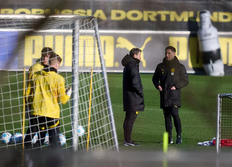 Niko Kovac führt auf dem Trainingsplatz erste Gespräche. - © Bernd Thissen/dpa