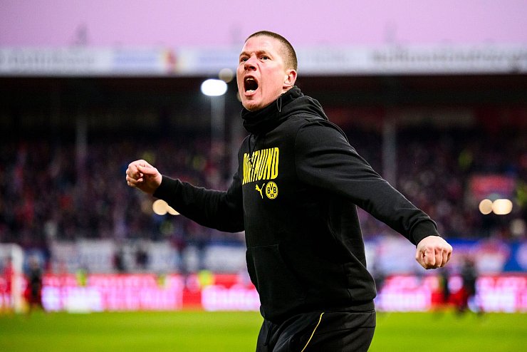 Jubelte nach dem Erfolg in Heidenheim ausgelassen: Mike Tullberg, der nun zur U19 des BVB zurückkehrt. - © Tom Weller/dpa