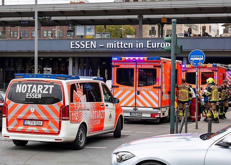 Am Essener Hauptbahnhof wurden laut Polizei zwei Personen verletzt. - © Justin Brosch/dpa