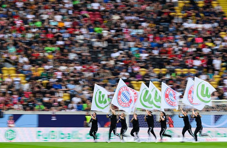VfL Wolfsburg und FC Bayern München dominieren seit Jahren den deutschen Frauen-Fußball. - © Robert Michael/dpa