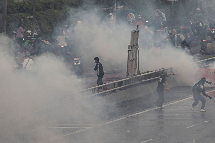Die Polizei setzte auch Tränengas ein. - © Donal Husni/ZUMA Press Wire/dpa