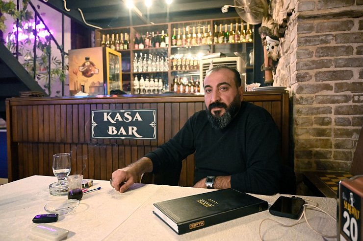 Der Gastronom Cahit betreibt ein traditionelles türkisches Gasthaus in der zerstörten Altstadt Antakyas. - © Anne Pollmann/dpa