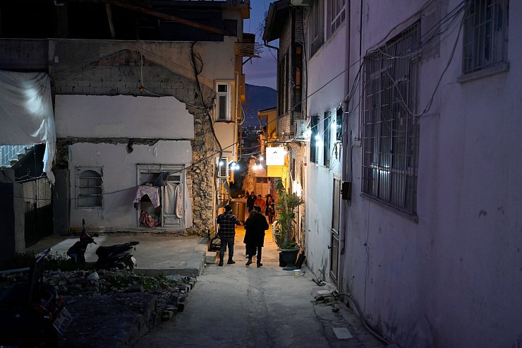 Die kleine Tanzbar Rosinante in der zerstörten Altstadt bietet den in der Stadt Verbliebenen einen Zufluchtsort in der sonst in Trümmern liegenden Altstadt, - © Anne Pollmann/dpa