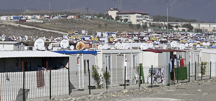 Zwei Jahre nach den verheerenden Erdbeben in der Türkei leben weiter Zehntausende Menschen in Containern. - © Anne Pollmann/dpa