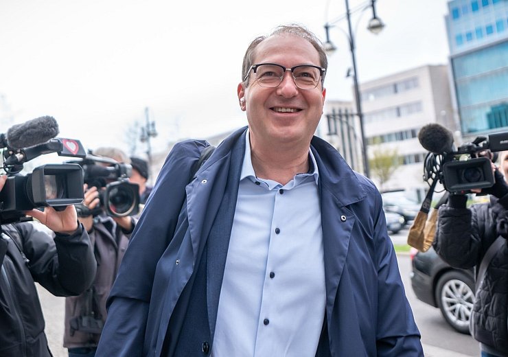 Hat gut lachen: Alexander Dobrindt soll neuer Bundesinnenminister werden. (Archivbild) - © Michael Kappeler/dpa
