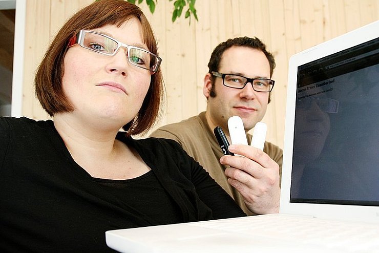 Verena Schrandt-Klassen und Thomas Klassen nutzen im Moment Surf-Sticks, um ins Netz zu gehen. Das ist für das Paar eine kostspielige Alternative.