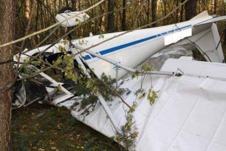 Nur noch ein Trümmerhaufen: Das Flugzeug des Mindeners nach dem Absturz im Oktober 2011 bei Oerlinghausen. Jetzt muss sich der Sportflieger vor Gericht verantworten. - © Foto: Privat