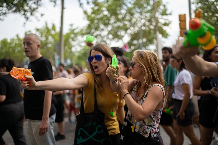 Katalonien ist vor den Balearen die meistbesuchte Region Spaniens, trotz Protesten wie hier in Barcelona. (Archivbild) - © Lorena Sopêna/EUROPA PRESS/dpa