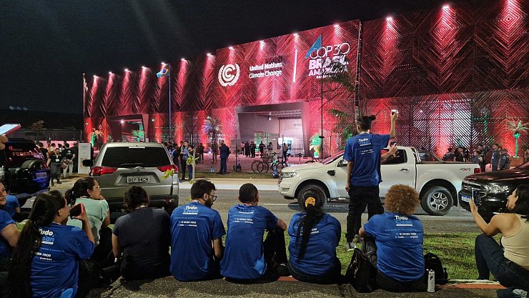 Indigene Aktivisten haben den Veranstaltungsort des Weltklimagipfels gestürmt. - © Larissa Schwedes/dpa