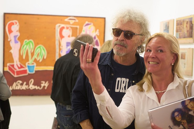Selfie mit BAP-Musiker Wolfgang Niedecken bei Ausstellungseröffnung in Koblenz. - © Thomas Frey/dpa
