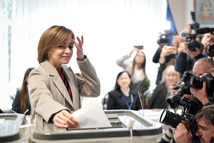 Präsidentin Sandu muss sich für ihre Wiederwahl einer Stichwahl stellen. - © Vadim Ghirda/AP