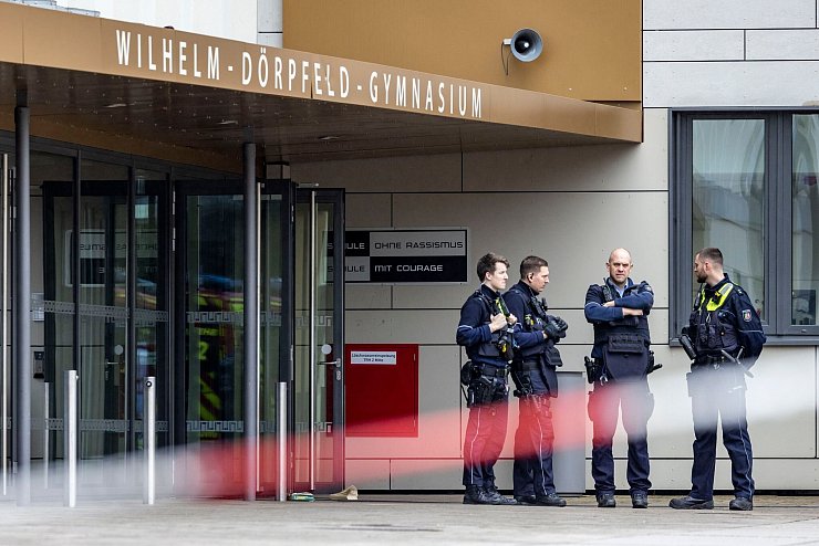 Messerangriff auf Mitschüler: Jugendlicher wegen dreifachen versuchten Mordes verurteilt. - © Christoph Reichwein/dpa