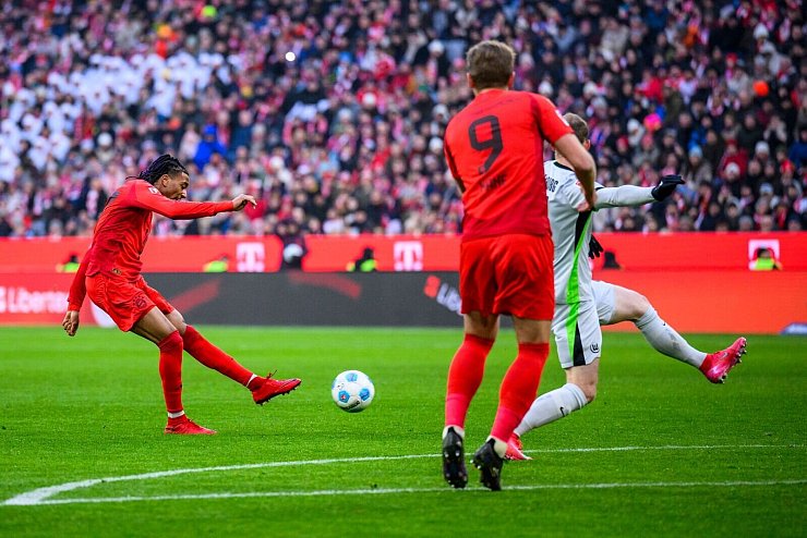 Michael Olise (l) beim erfolgreichen Torschuss zum 2:1. - © Tom Weller/dpa