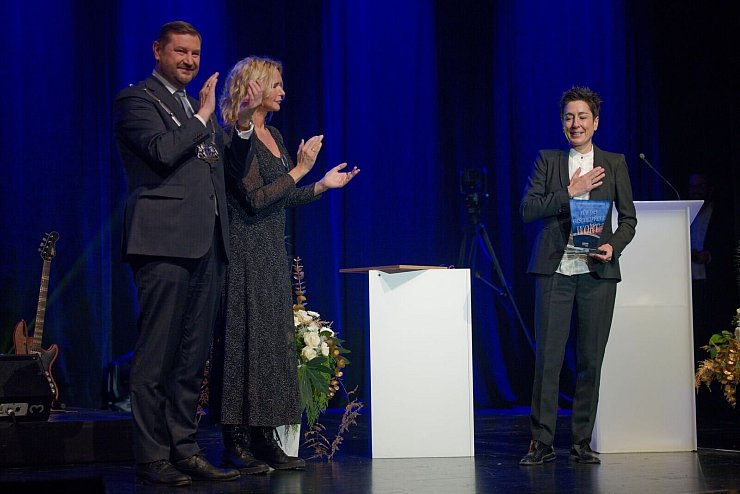 Die Journalistin Dunja Hayali hält bei der Verleihung des Ehrenpreises der Stadt Solingen «Die Schärfste Klinge» den Preis in der Hand, während der Oberbürgermeister Tim Kurzbach (SPD) und die Schauspielerin Veronica Ferres applaudieren. - © Henning Kaiser/dpa