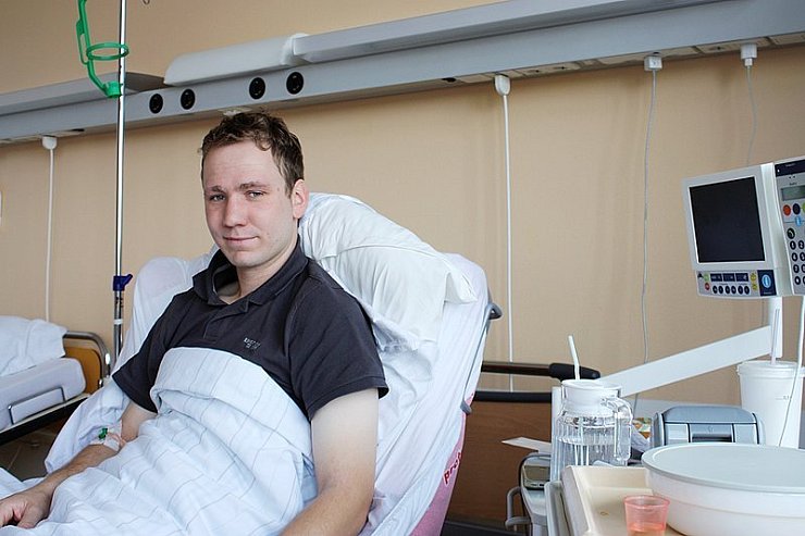 Hatte Glück im Unglück: Häckslerfahrer Arndt Schafmeister wurde bei der Maisernte von einem Schuss aus einem Jagdgewehr getroffen und liegt jetzt im Klinikum. - © Foto: Stork