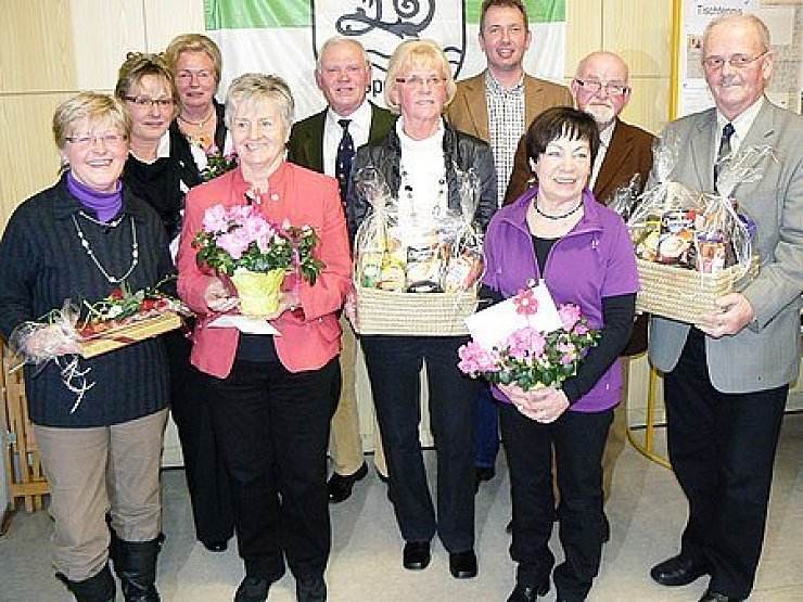 Ingrid Hoffmann (von links), Helga Zappini, Margrit Schmidtmeier, Margarete Wodzinski, Heinz-Ludwig Urhahn, Helga Fluske, Andree Dietrich, Lieselotte Linnemann, Dieter Begemann und Gerhard Schliemann wurden für ihre Treue zum Verein ausgezeichnet. - © Foto: Buhrig