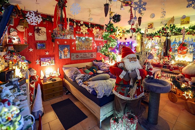 Weihnachts-Deko auch im Schlafzimmer: Die Wohnung von «Weihnachtsmann» Dirk van Acken ist in den nächsten Wochen nur eingeschränkt nutzbar. - © Christoph Reichwein/dpa