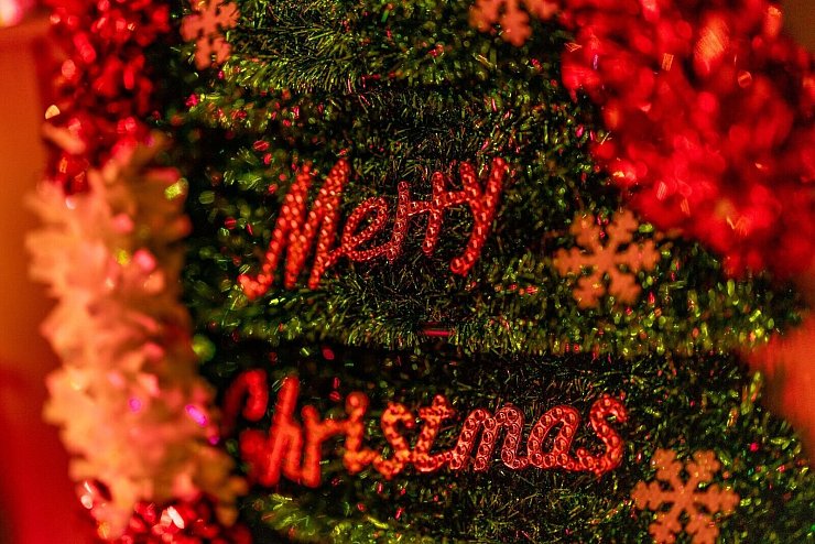Merry Christmas im «Oberhausener Weihnachtshaus» – Tausende Besucher werden hier in den nächsten Wochen erwartet. - © Christoph Reichwein/dpa