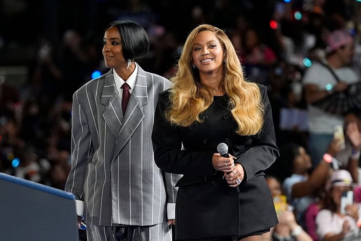 Musikerin Kelly Rowland (links im Bild) sagte, sie habe ihre Stimme bereits für Harris abgegeben. - © Susan Walsh/AP/dpa